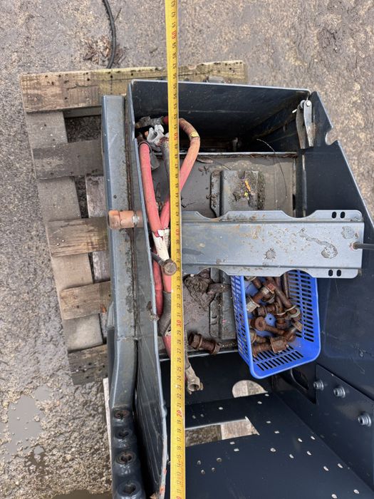 Skrzynia akumulatorow do auta ciezarowego , terenowego