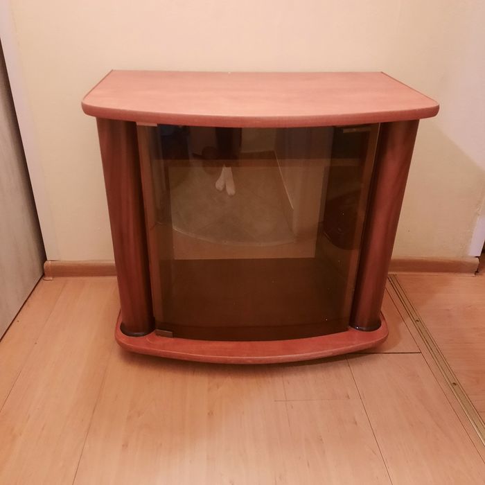Szafka pod telewizor ze szklanymi drzwiczkami