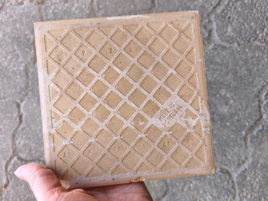 Cerâmico "Cinca" 15x15 cm – Branco Brilhante – Novo – Sobra de Obra