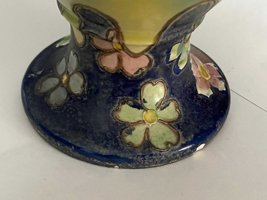 Stary ceramiczny dzban ręcznie malowany kwiaty