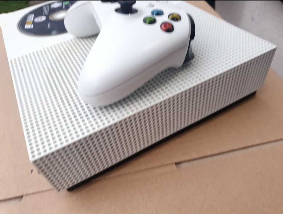 Xbox One S, 500 GB + pad