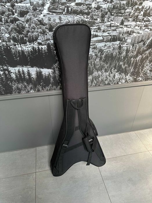 Futerał na gitarę w kształcie V SKB V-Style