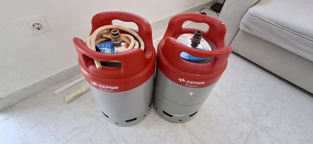 Botija de gas com regulador e fogão de um bico.