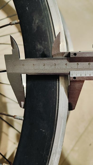 Ostre koło 28c. Wysoki stożek. Koła szosowe.