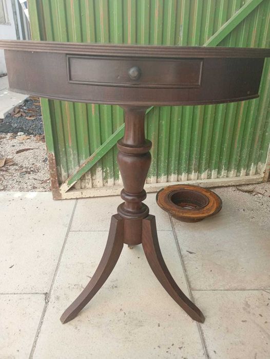 Mesa de canto, com gaveta de pequenas dimensões