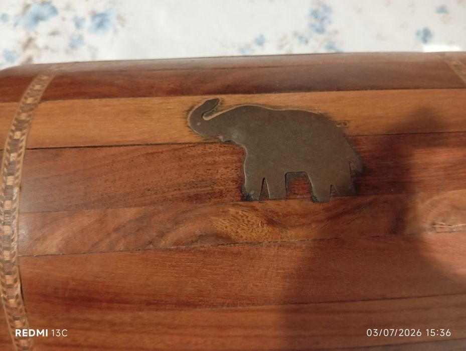 Caixa de madeira com elefante metal embutido