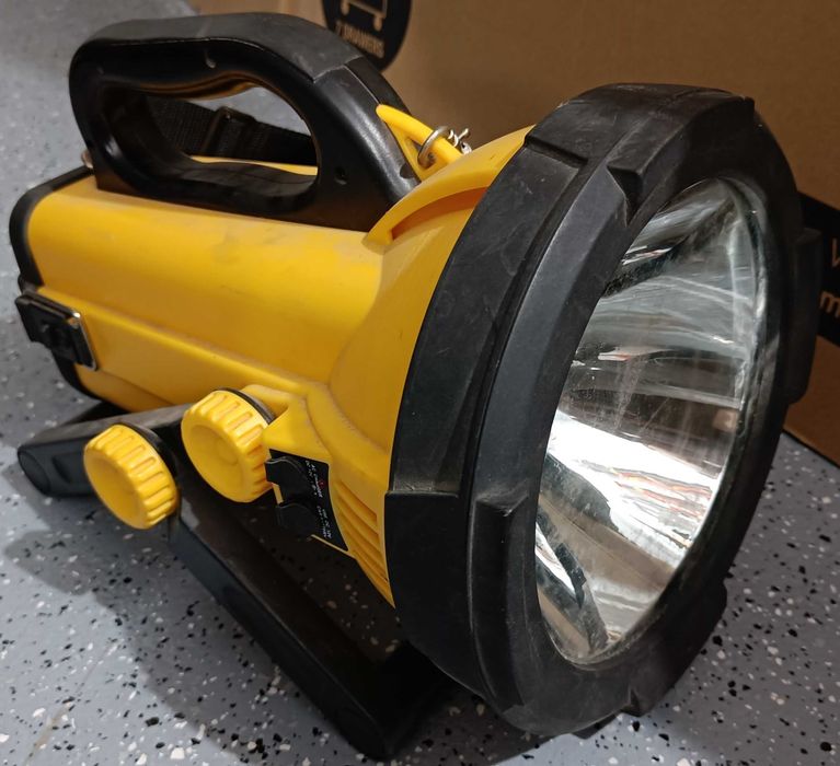 Latarka szperacz reflektor lampa – bardzo mocna, na podstawce, pasek