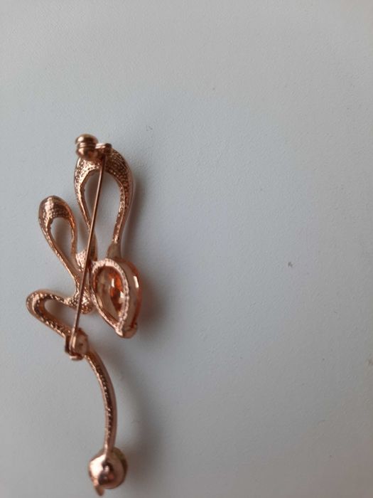 Брошка натуральный перламутр, брошка с фианитами.