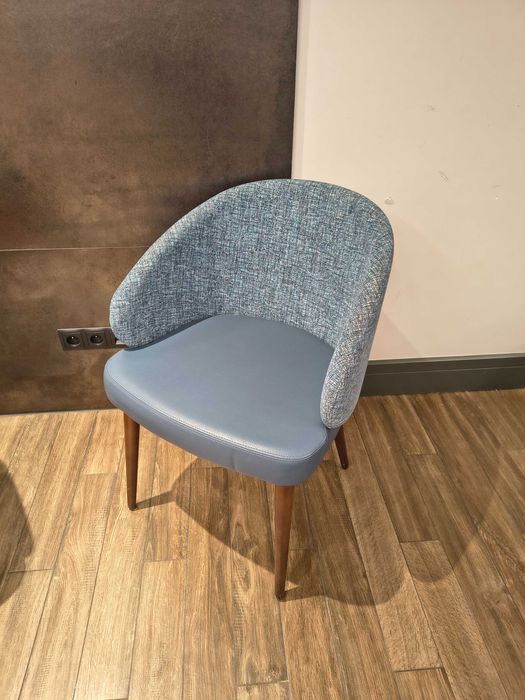 Fotel niebieski z siedziskiem z eko-skóry