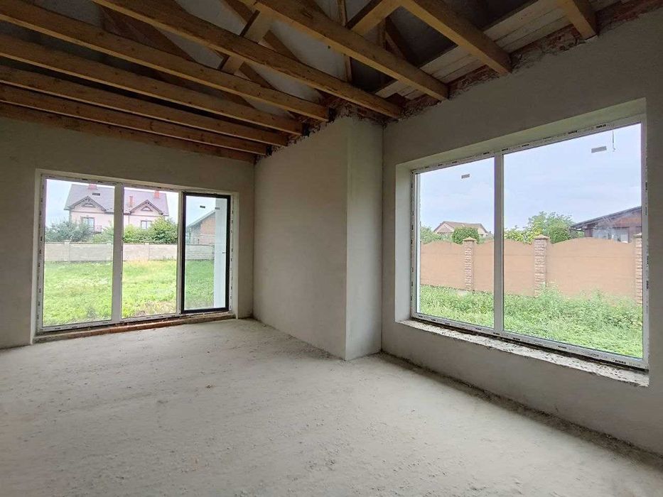 Продається одноповерховий особняк, з гаражем та власним подвірям