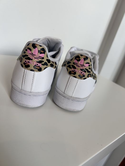 adidas Superstar J białe r. 36 ⅔ / 23 cm stan bdb, panterka (kod GW4062)