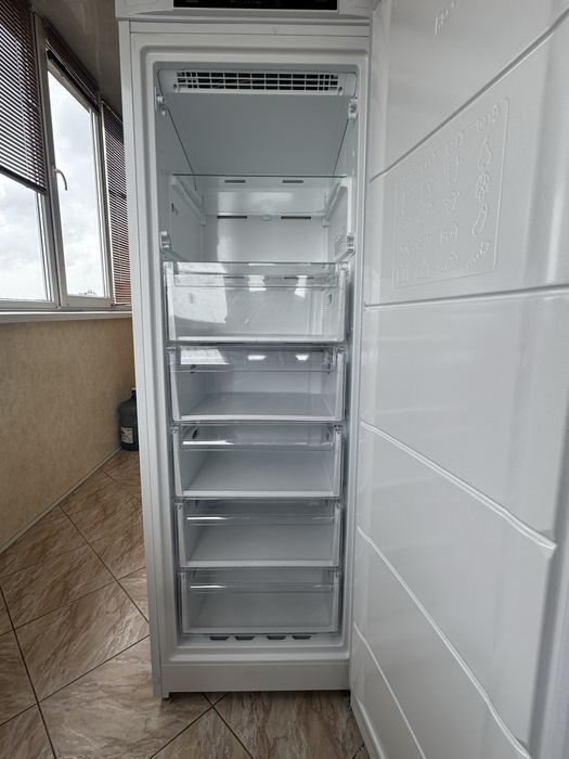 Морозильна камера Hotpoint-Ariston HFZ 6175 W
