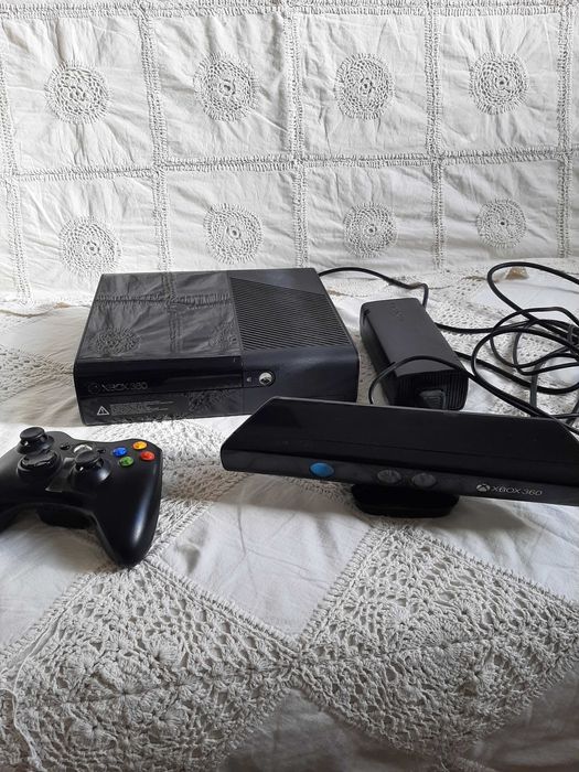 Konsola XBOX 360 z Sensorem Kinect i Padem