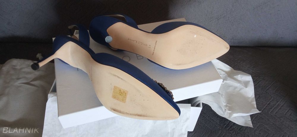 Manolo Blahnik czółenka niebieskie Hangisi 70