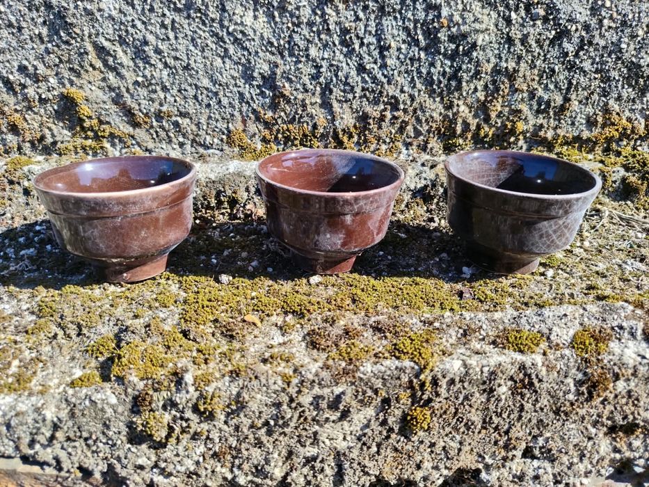 Três peças em castanho vidradas