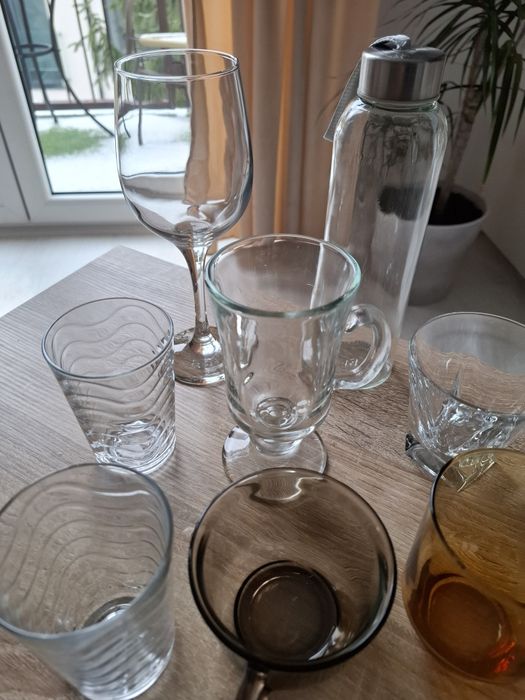 Szklane szklanki, kubki, butelka, kieliszek