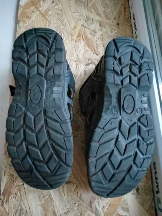 Обувь с железным носком