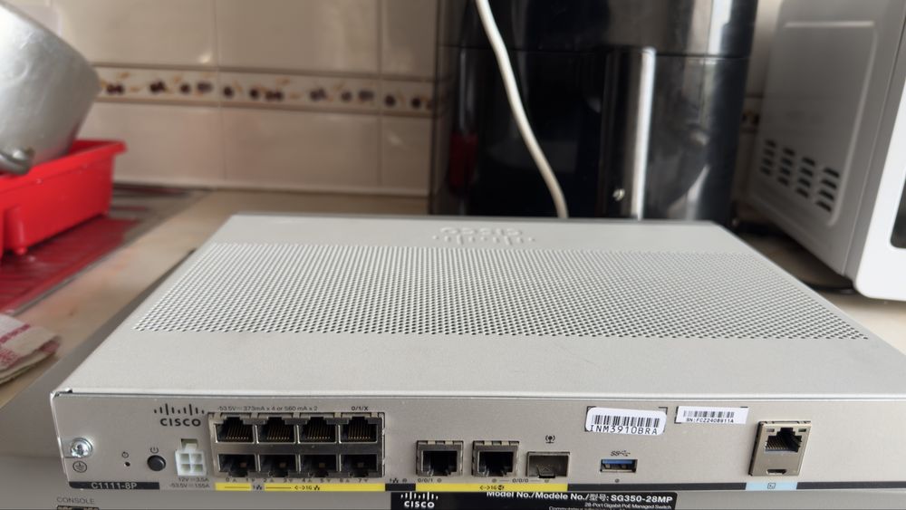 Cisco C1111-8P, da série ISR 1100