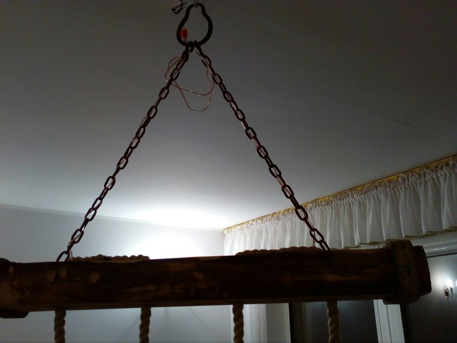 rustykalna lampa wisząca z belki, sznura i łańcucha na 3 żarówki