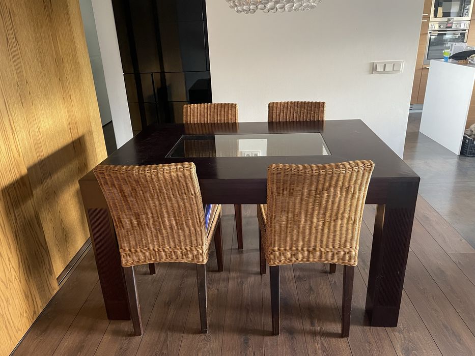 Mesa de jantar retangular em madeira