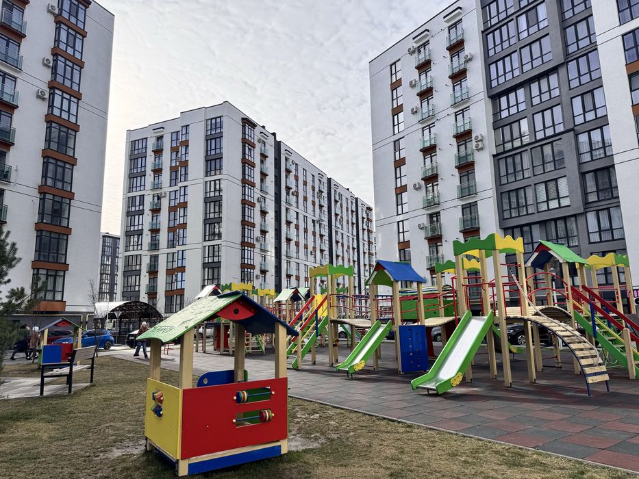 Вільно з січня. Липки, біля озера та парку