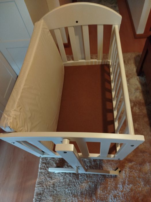 Berço trama com baloiço