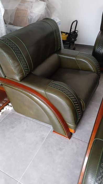 Terno de sofás em pele genuíno.