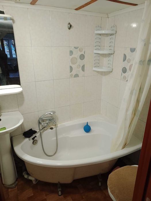 Продам півбудинку в центрі