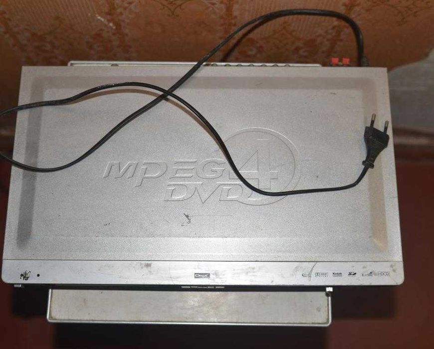 Три DVD, з/ч до відеомагнітофонів, тощо