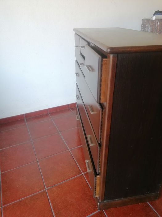 Vendo  Comoda  de quarto e duas mesinhas de cabeceira.