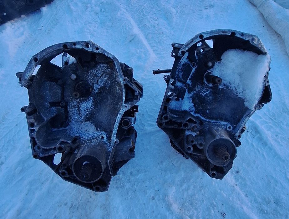 Продам дві коробки renault 21,Volvo 440 2шт 3000грн