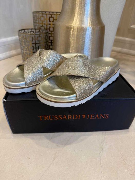 ПРОДАМ очень красивые шлепанцы Trussardi 36 размера.