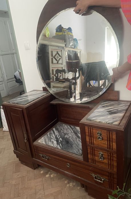 Conjunto Guarda-roupa e móvel antigos