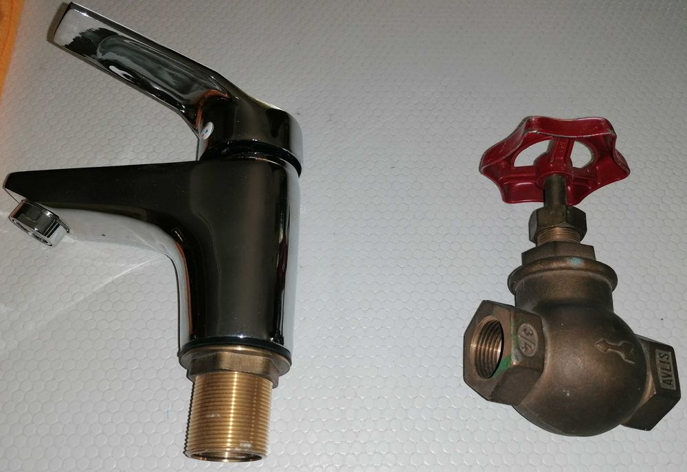 Torneiras , 1 e 3/4 de polegada, uma de passagem e de bancada, cada 5€64309614399234120