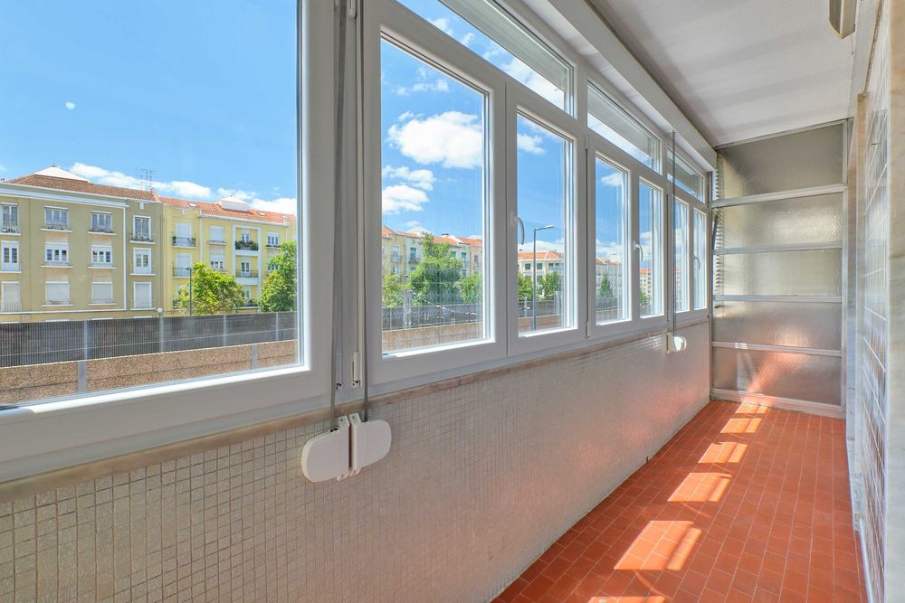 Apartamento T1 Remodelado e Mobilado com Terraço Junto Av. de Roma