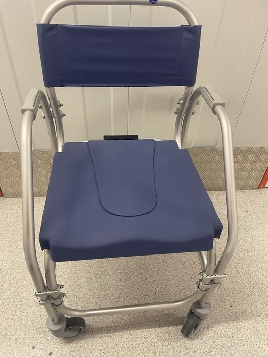 Cadeira de rodas para duche e wc