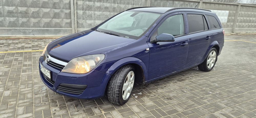 Продам опель астра h 2006року випуску. По кузову фарбовано тільки половина задньої ляди, все інше в заводському окрасі (косяки видно на фото) гнилі немає. По ходовій треба замінити стійки стабілізатора і можливо сайлентблоки, стійки тримають. Двигун не троїть, не сапунить. Зчеплення працює добре. Двигун 1.3 дизель. Кпп 6-ти ступенева. Автоцивілка дійсна. По документам все добре, переоформлення через договір купівлі продажу. Торг обмін