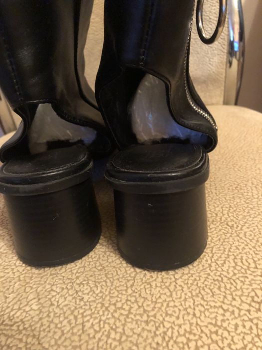 Czółenka bez pięt z cholewką .