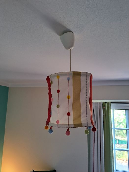 Cortinado, edredon almofadas e candeeiro para quarto