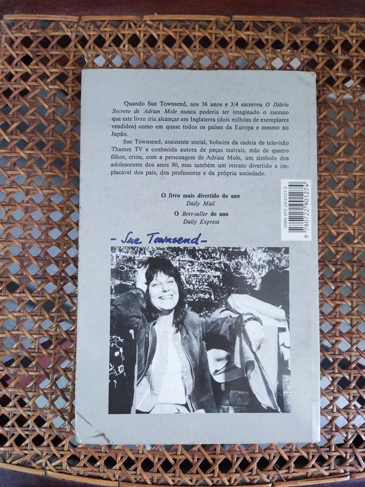 Livro O diário secreto de Adrian Mole aos 13 anos e 3/4
