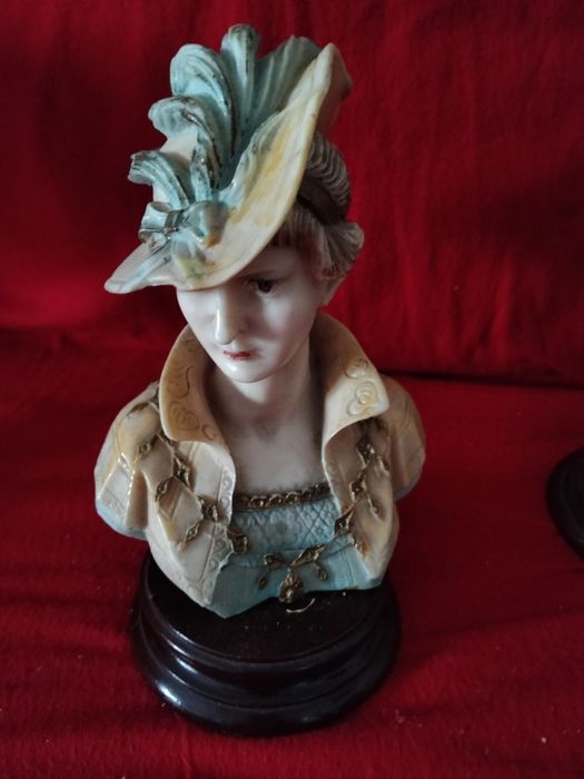 Vendo Estátua de Mulher