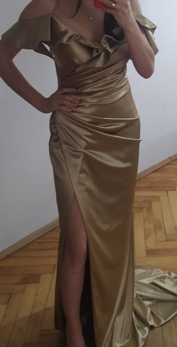 Сукня зі шлейфом, золотого кольору , 38 розмір.