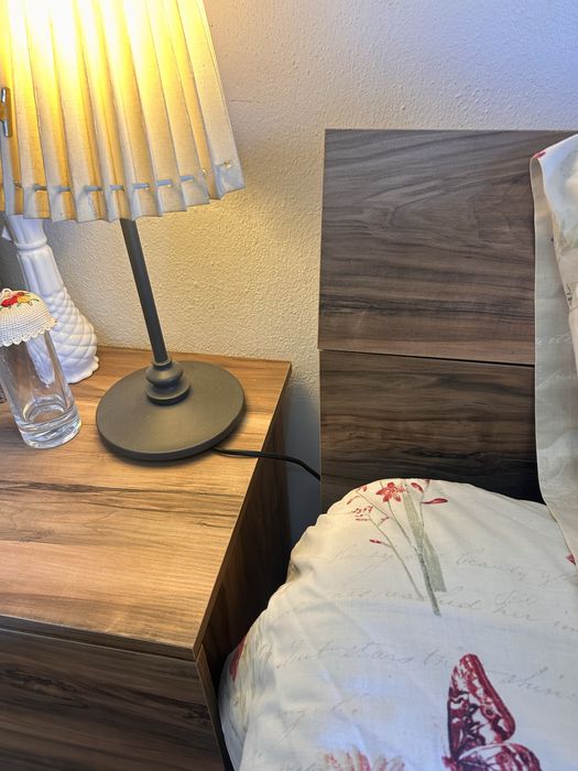 Quarto casal com mesas de cabeceiras e cómoda.