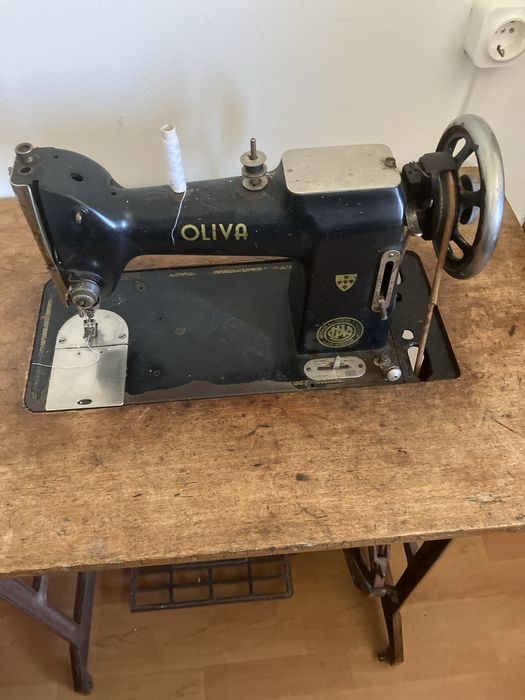 Máquina de Costura Antiga OLIVA, a Funcionar, com Móvel e Pedal Original