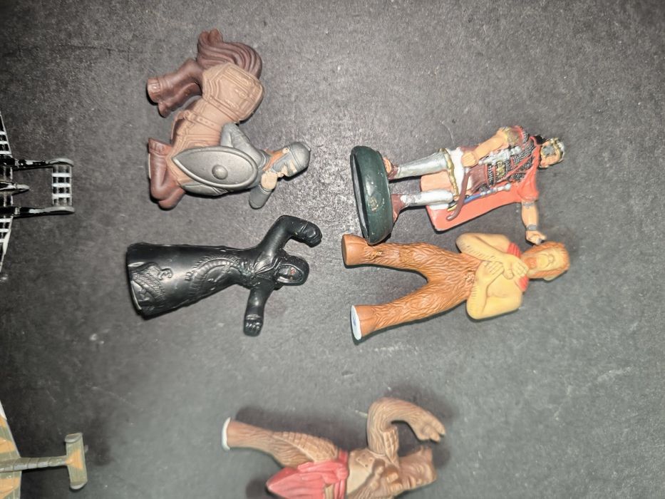 Lote Miniaturas Colecionáveis Figuras e Aviões
Vendo conjunto variado