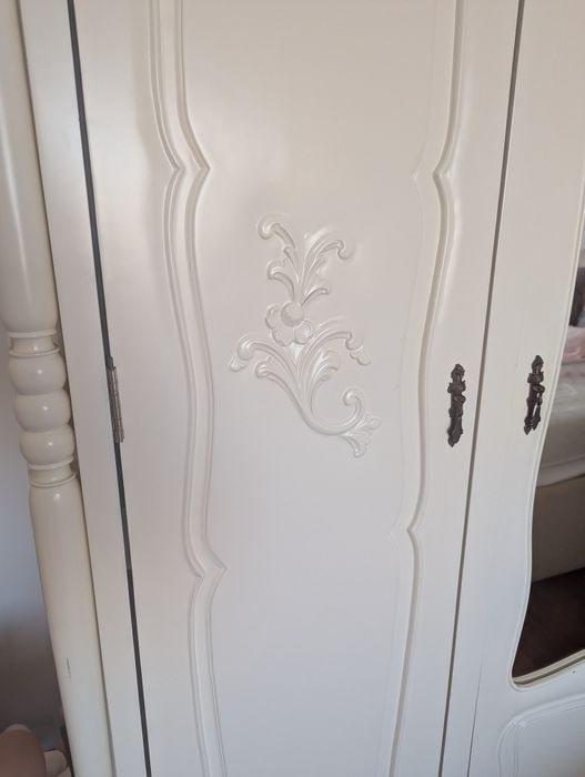 Roupeiro antigo lacado de branco. 3 portas e 3 gavetas.