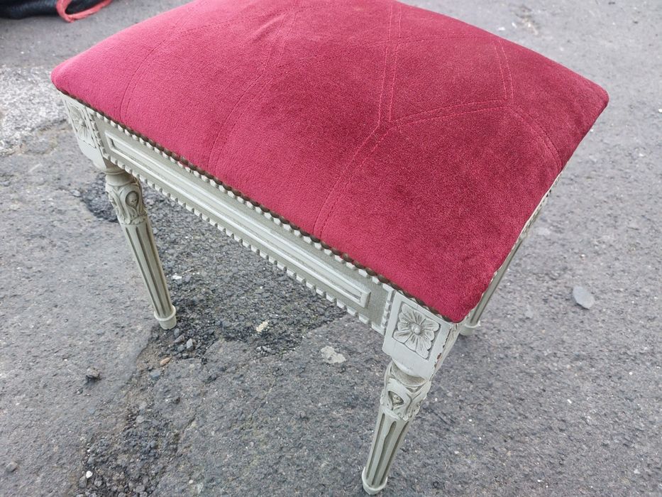 Banqueta tipo Tabouret Luís XVI 

Apresenta elementos como pernas