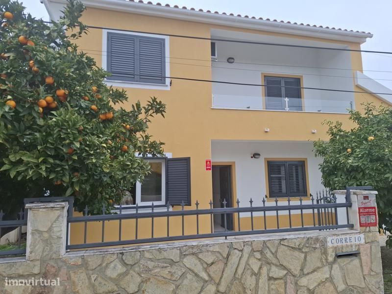 Excelente Moradia Isolada com 5 Ass. Garagem e Tanque