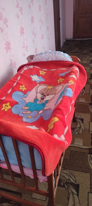 Детская кроватка деревянная.