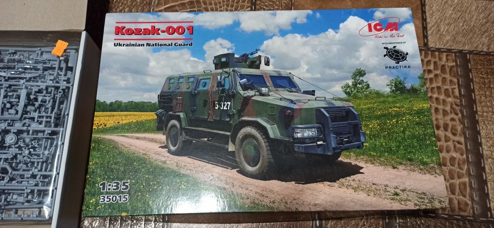 Збірна модель Український бронеавтомобіль "Козак-001" Національної гва